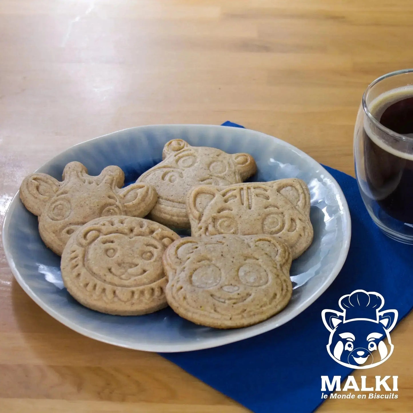 5 biscuits animaux dans une assiette et café