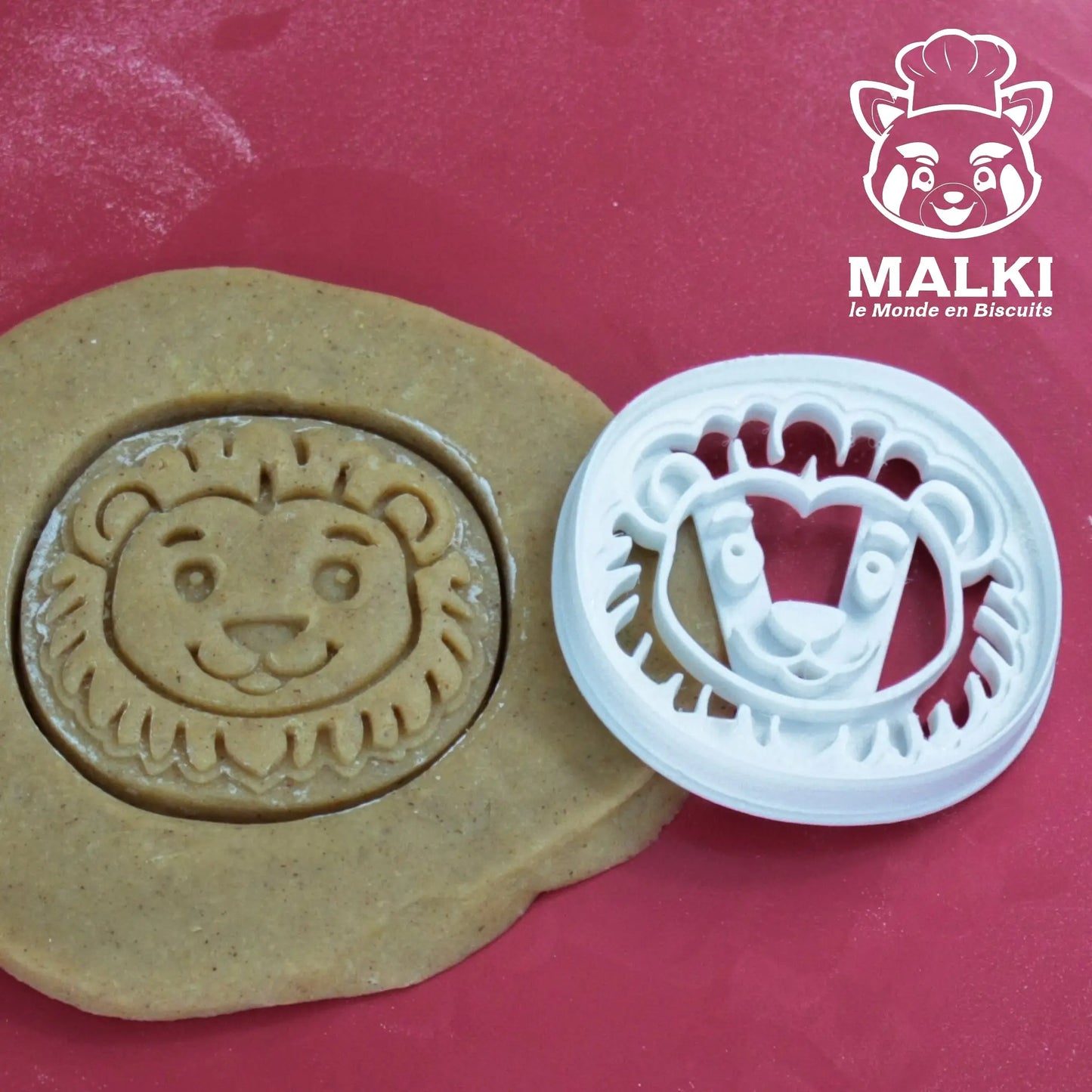 Emporte-pièce et empreinte lion sur pate crue